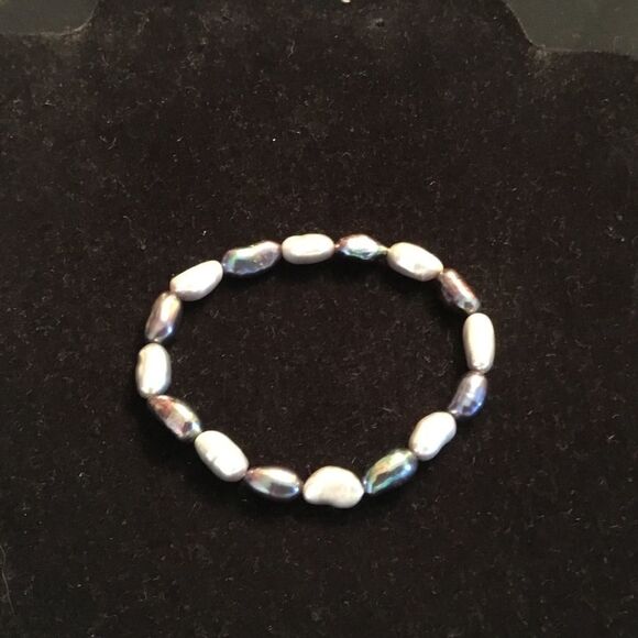 Elasticized Free Form Pearls in Grey and Black Bracelet - Picture 2 of 4